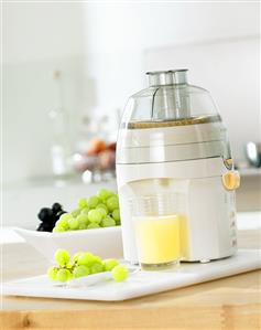 Freshly pressed grape juice with electric juicer