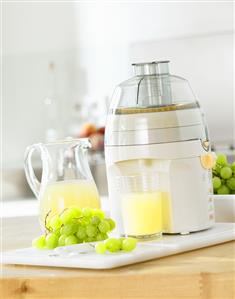 Freshly pressed grape juice with electric juicer