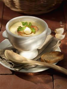 Garlic soup with bread