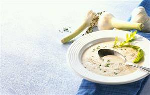 Garlic soup with thyme (Greece)