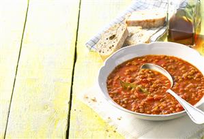 Lentil soup, white bread and olive oil. Receta disponible. Paso a paso disponible (MS_185144)