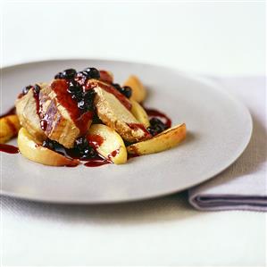 Pork fillet with blackcurrants and apples