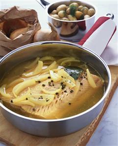 Salmon in broth with lime leaves, onions and pepper