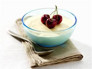 Quark cream with cherries