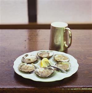 Fresh oysters with lemon and Guinness