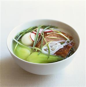 Rice noodle soup with pak choi, pork and egg (China)