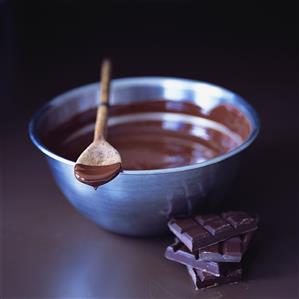 Melted chocolate in bowl