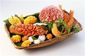 Carved fruit and vegetables (melons, papaya, carrots etc.)