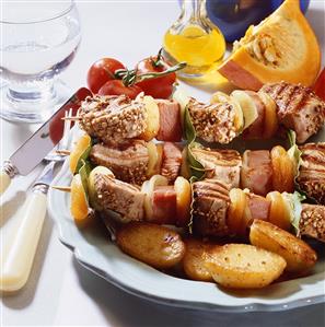 Pork fillet kebabs with apricots