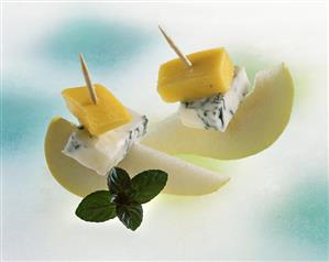 Gorgonzola, pear and mango on cocktail sticks