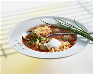 Cabbage soup with forcemeat dumplings, crème fraîche, chives