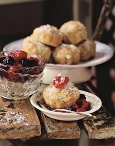 Tortini al papavero e bacche (Apple & poppy seed cakes with berries)