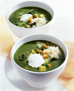 Kale & spinach soup with croutons, crème fraîche & cheese