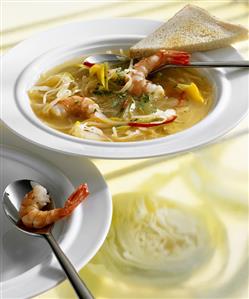 Cabbage and pepper soup with shrimps