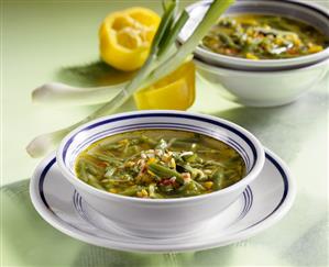 Green bean soup with peppers and spring onions