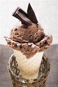 Chocolate ice cream in wafer cone. Receta disponible TR.