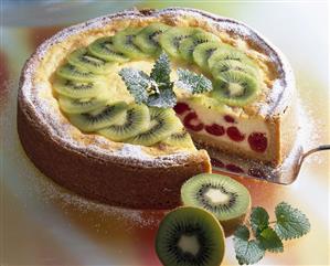 Semolina quark cake with cherries and kiwi fruit