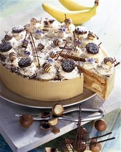 Coffee cream cake with bananas