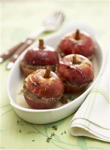 Manzanas rellenas de carne. Baked apples with savoury meat stuffing