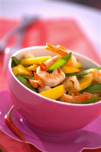 Shrimp salad with mangetout and mango