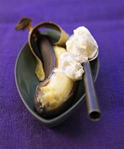 Grilled banana with whipped cream