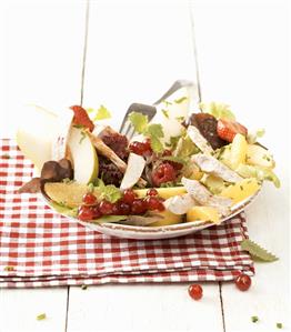 Salad leaves with poultry meat and fruit