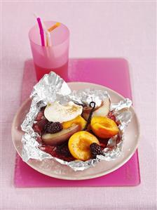 Fruit baked in foil with cream