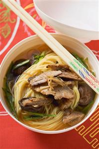 Noodle soup with beef and mushrooms (China)