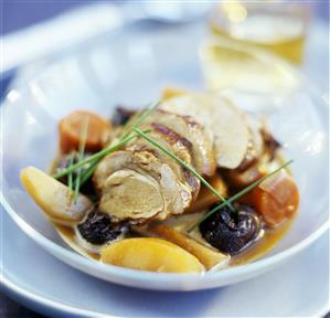 Lomo de jabali con manzanas y ciruelas. Wild boar with prunes and root vegetables in whisky sauce  (Not available in FI,SE). Receta disponible.