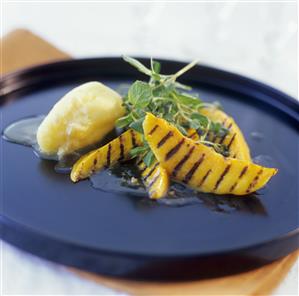 Mango braseado y sorbete. Grilled mango slices with mango sorbet, mint and oregano . Receta disponible.