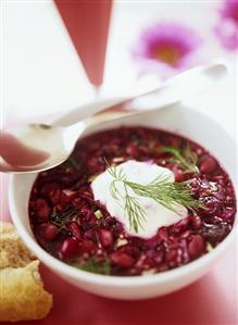 Bortsch (Russian cabbage soup with beetroot)