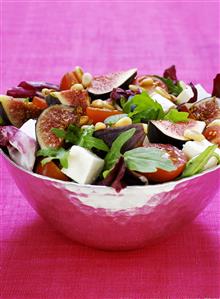 Ensalada mediterranea con higos y queso. Mediterranean salad with figs and sheep's cheese