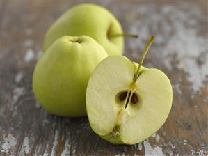 Whole apples and half an apple (Golden Delicious)