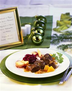 Venison goulash with peach sauce and caramelised apples. Prohibido su uso en portada de libro hasta septiembre 2014