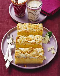 Apple cake with peanut meringue