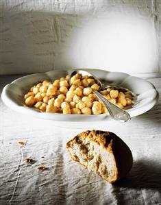 Chick-pea soup and a piece of bread