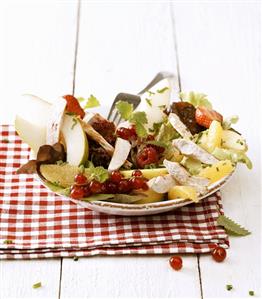 Plate of salad with chicken breast and berries