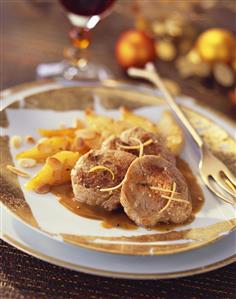 Cocina de Navidad. Medallones de jabali con peras. Medallions of young wild boar with pears for Christmas