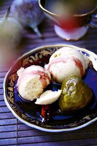 Cinnamon ice cream with fig