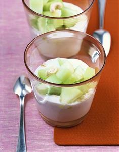 Quark muesli with cashew nuts and melon