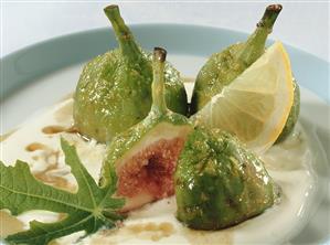 Baked figs in spicy sauce