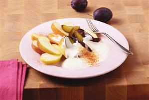 Fruit wedges with cinnamon yoghurt