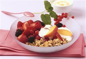 Summer muesli with berries