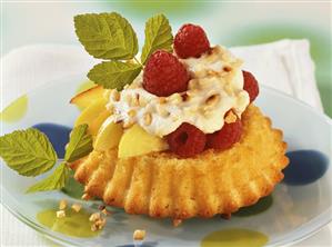 Tartlet with fruit and cream filling and chopped almonds