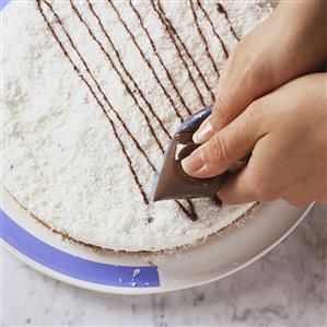 Decorating a cake with couverture