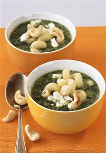 Spinach and pasta stew with cashew nuts and feta