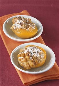 Baked peaches with icing sugar