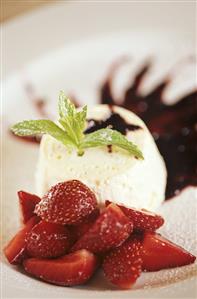 Fior di latte (Ice cream with strawberries and chocolate