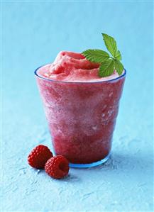 Raspberry and cranberry smoothie.  Prohibido su uso en portada de libro hasta abril 2014