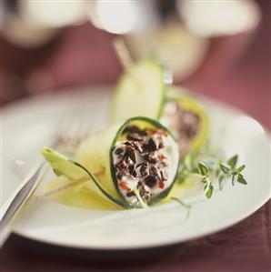 Courgette rolls filled with goat's cheese, chocolate & peppers